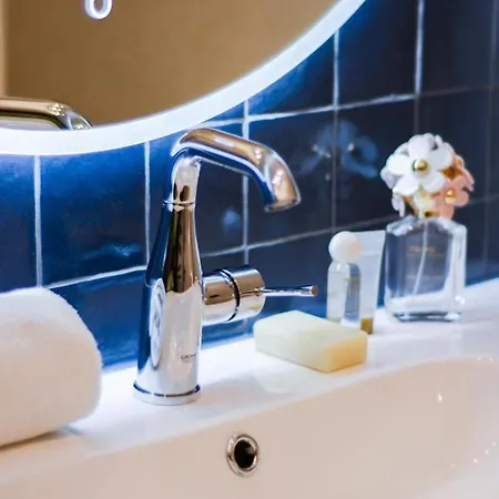New And Renovated Amazing Flat In Heart Of Apartment